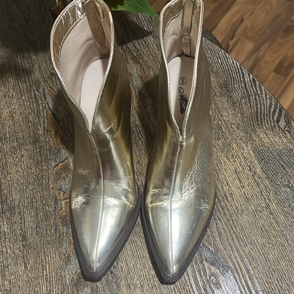 Gold boots - Picture 3 of 3